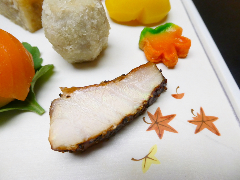 下田野の花亭こむらさきの夕食 前菜 金目鯛の燻製