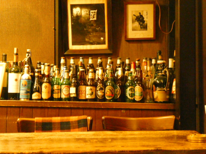 神保町の老舗喫茶店ミロンガ・ヌオーバの店内