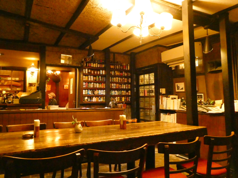 神保町の老舗喫茶店ミロンガ・ヌオーバの大きな木のテーブル