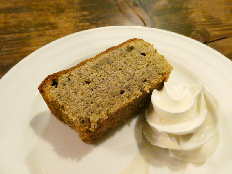 神保町の老舗喫茶店ミロンガ・ヌオーバで食べるアールグレイのシフォンケーキと添えられた生クリーム