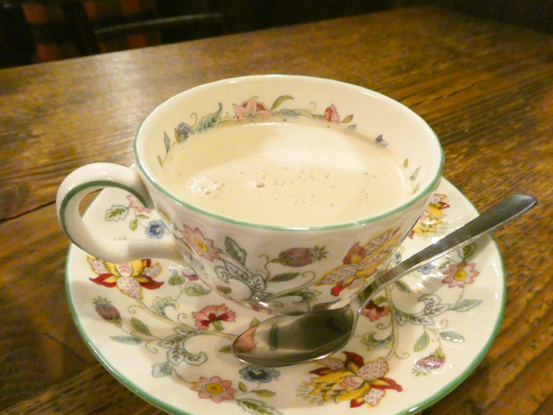 神保町の老舗喫茶店ミロンガ・ヌオーバでいただくカフェオレ
