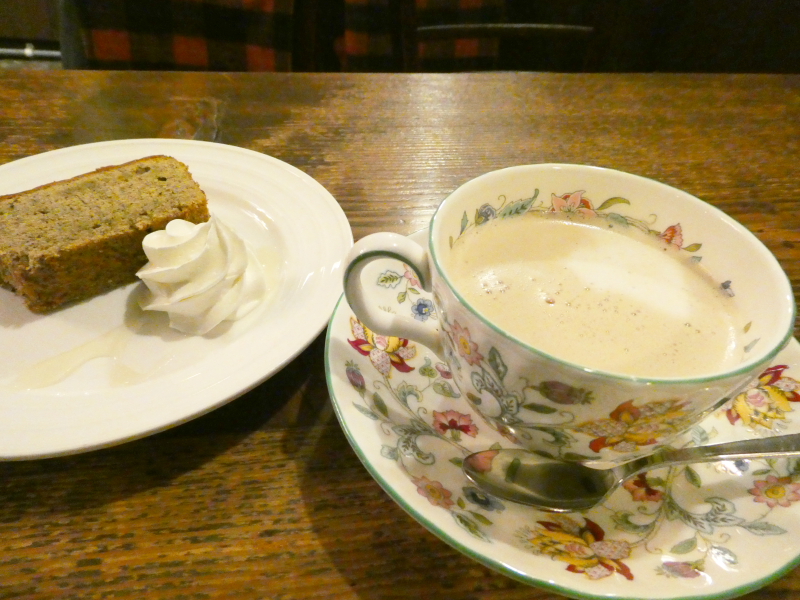 神保町の老舗喫茶店ミロンガ・ヌオーバで食べるアールグレイのシフォンケーキとカフェオレ