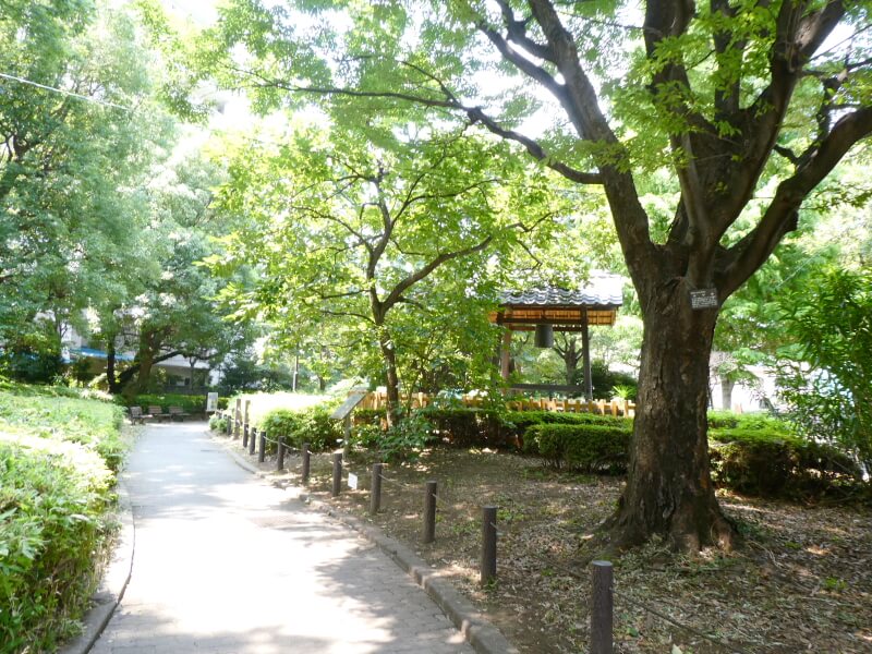 目黒区美術館に続く道